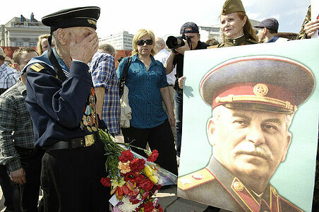 9МАЯ 2010 ветеран Великой Отечественной Войны перед портретом Великого Вождя Сталина