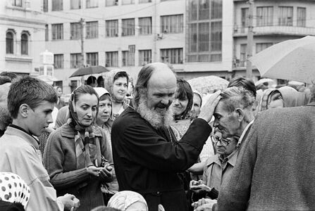 Москва .Паломники и проповедник на пл.Ильинских ворот  Китай - город 1992