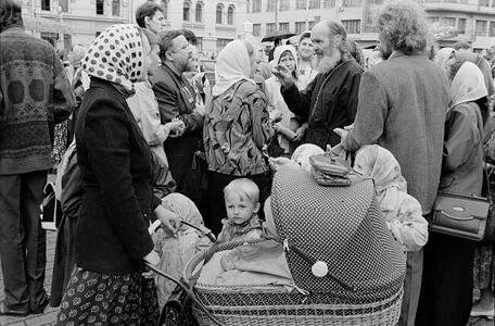 Москва .Паломники и проповедник на пл.Ильинских ворот  Китай - город 1992