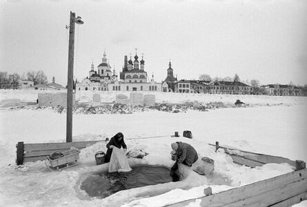 Полоскание белья в проруби . 