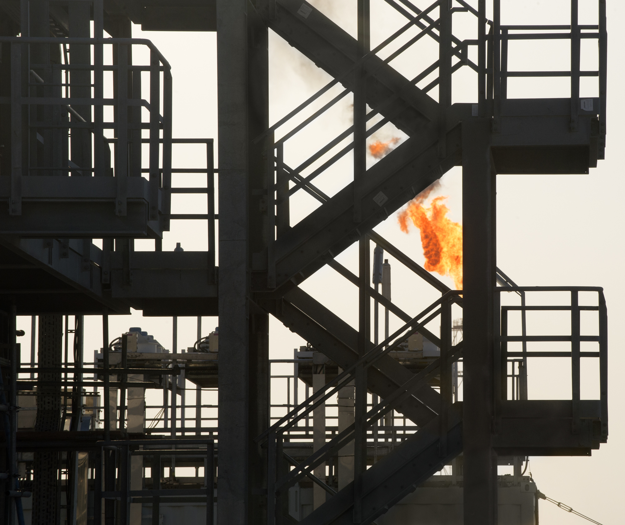 Фотограф Александр Васильевич Поляков. НЕФТЬ. Конструкция на нефтеперегонном за Конструкция на нефтеперегонном заводе