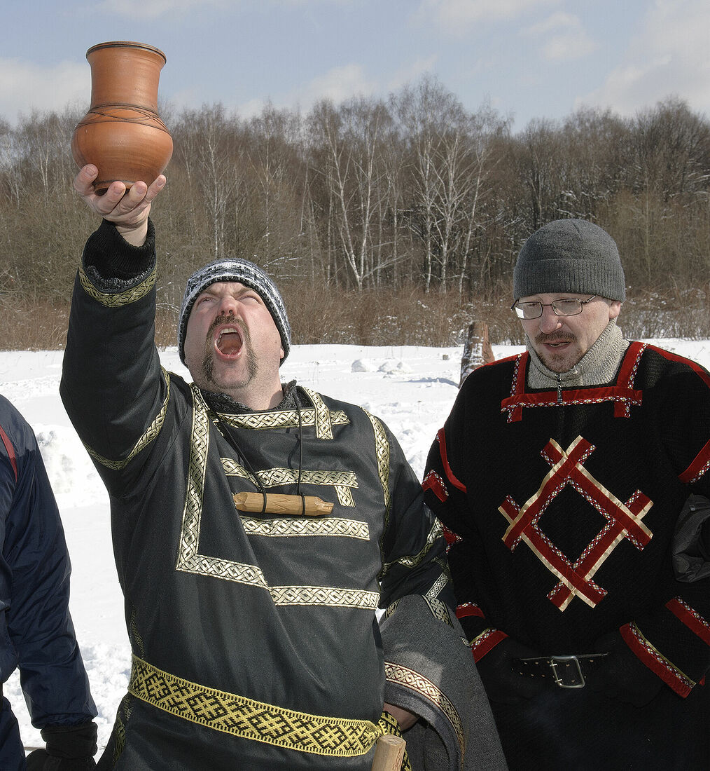 Photographer AlexandrV Polyakov. maslenitsa in MOSCOW. Slaviane maslenitsa Масленица Масленица в Битцевском парке . Богумил II жрец славянского объединения Сорон еж Славен
Проводы зимы по славянскому обычаю